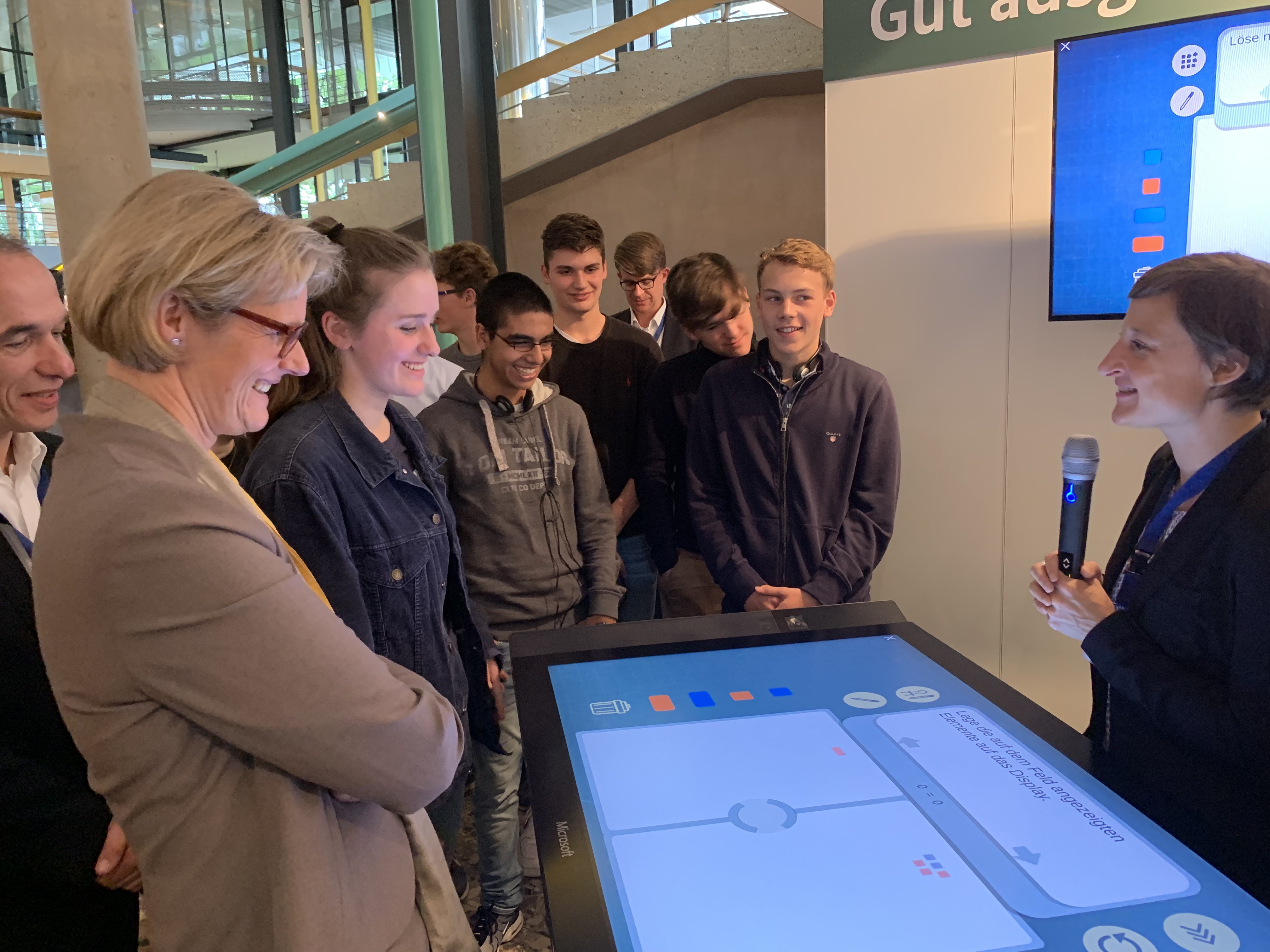 Frau Karliczek steht mit eine Schülergruppe vor einem Multitouchtisch des MAL Projektes